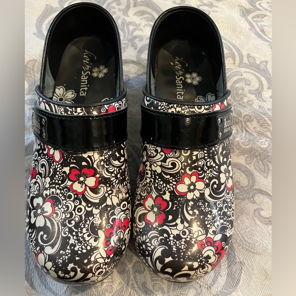 Koi by Sanita Nursing Clogs, size 39, Floral swirl design